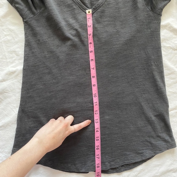 Banana Republic quarter sleeve v-neck basic tee - Picture 6 of 7